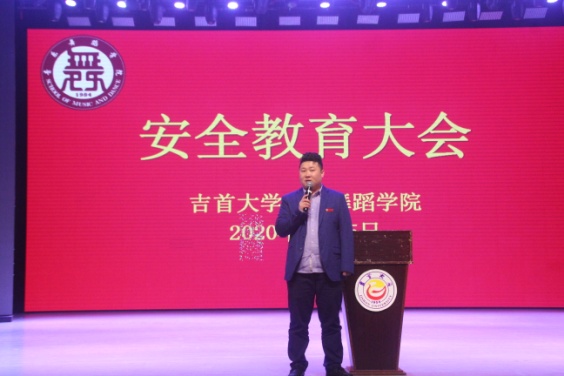 图为2020级新生辅导员鲁明新发言现场3.jpg