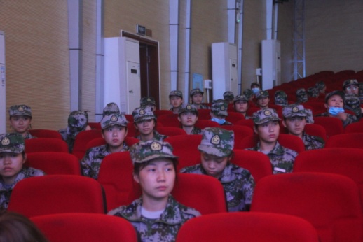 图为新生认真听讲2.jpg